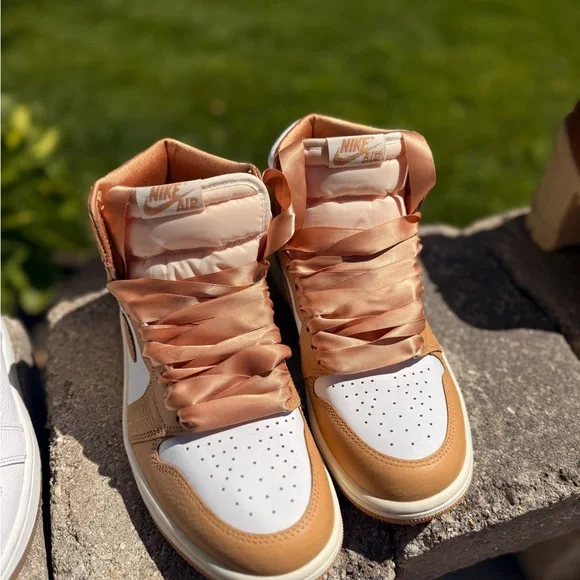 Nike Wmns Air Jordan 1 Retro High OG 'Praline' - Picture 3 of 4